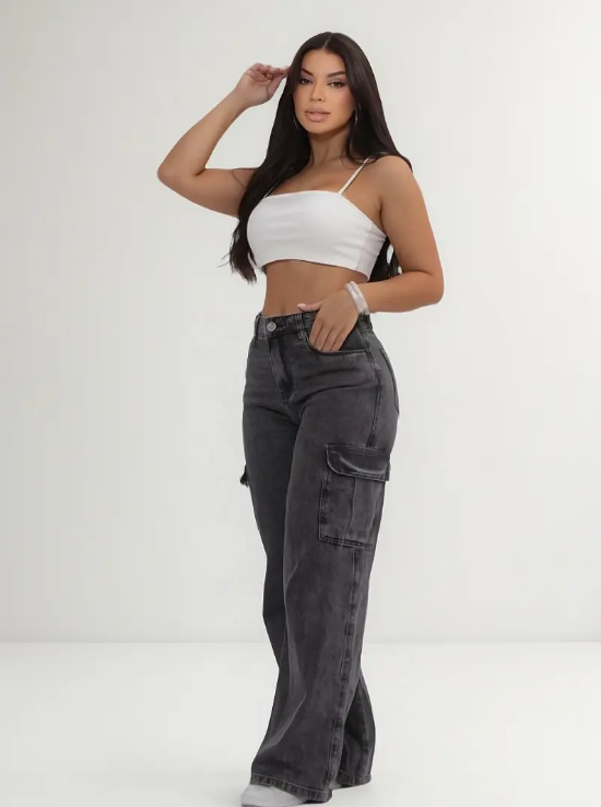 Calça Wide Cargo Jeans Feminina escura, vista de frente e de lado